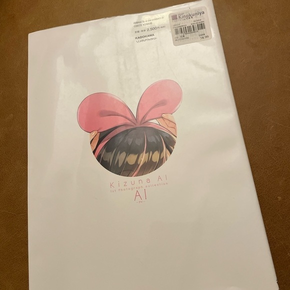 Japanese Kizuna AI 1st Photograph Collection - Picture 2 of 4